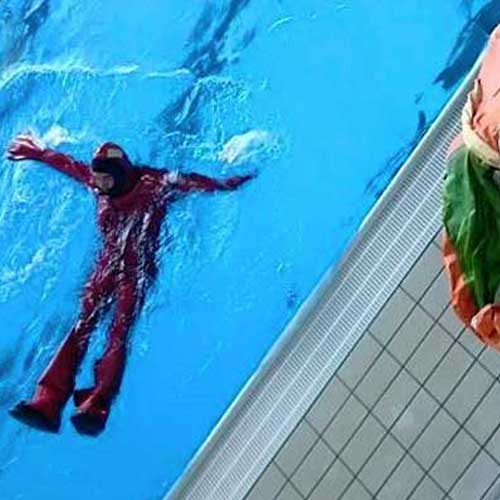 Człowiek podczas ćwiczeń na basenie. Kurs STCW